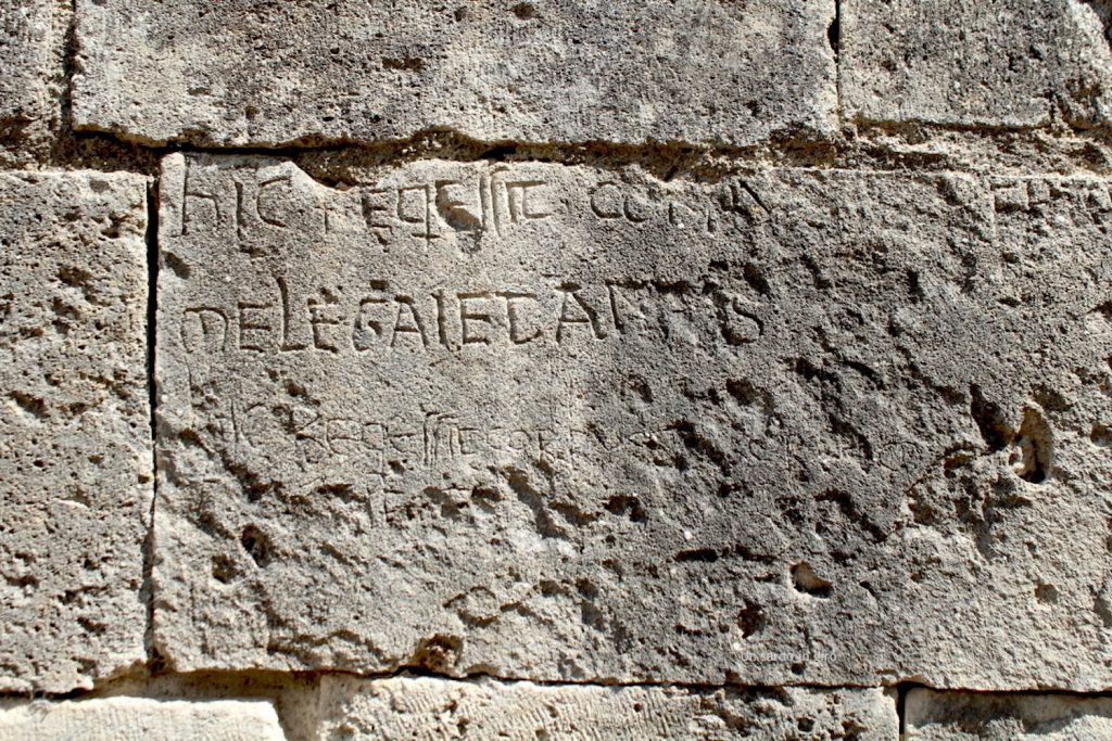 scritta su pietra